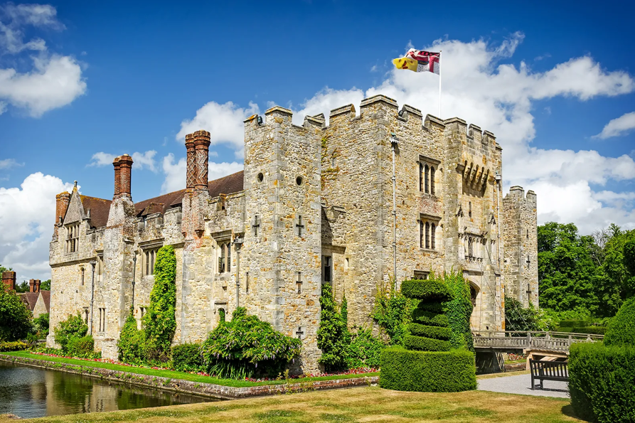 Hever-Castle-and-the-garden.png