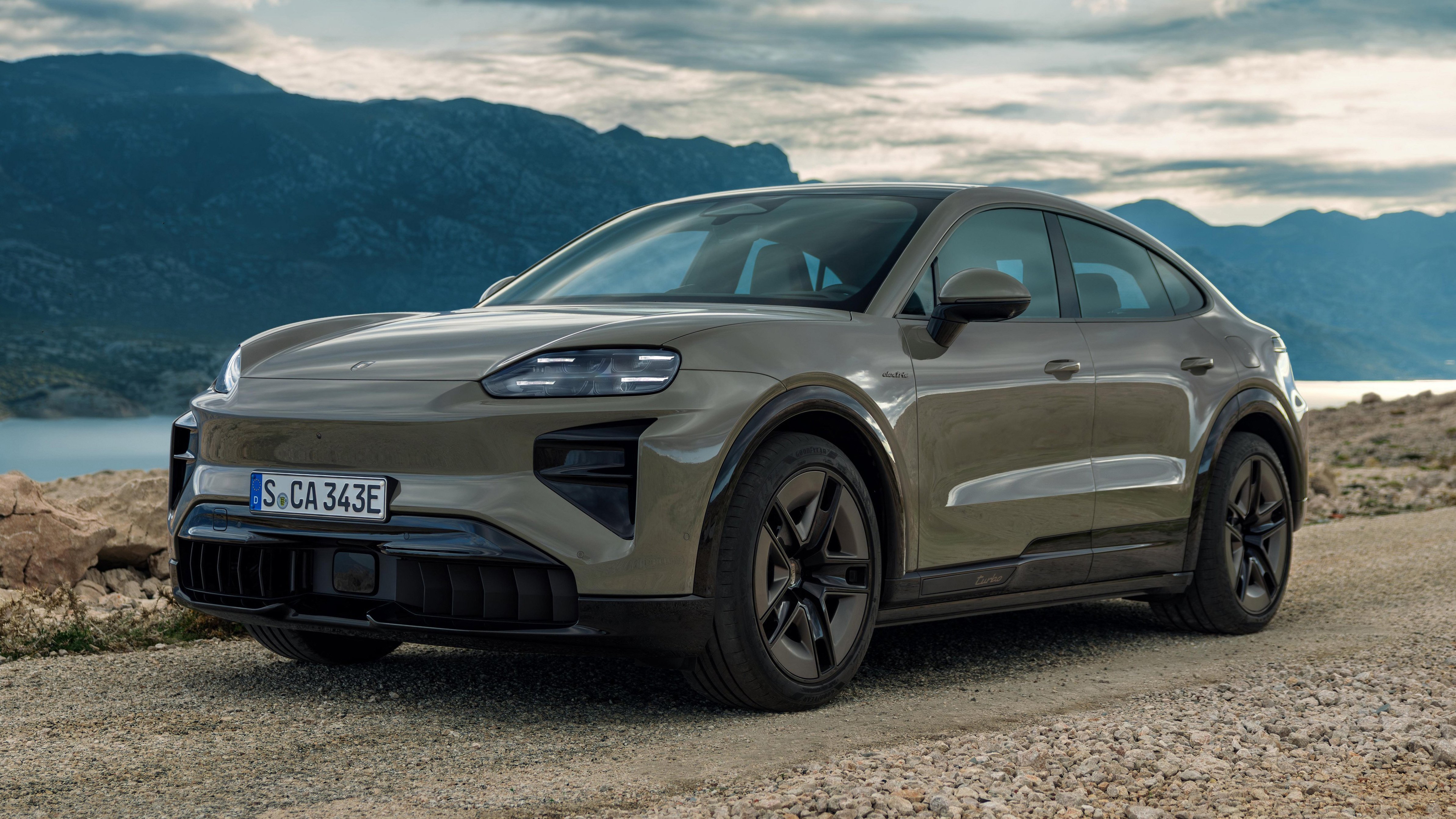 Jílková drove a Porsche Cayenne Electric up the Goodwood Hill in 2025.