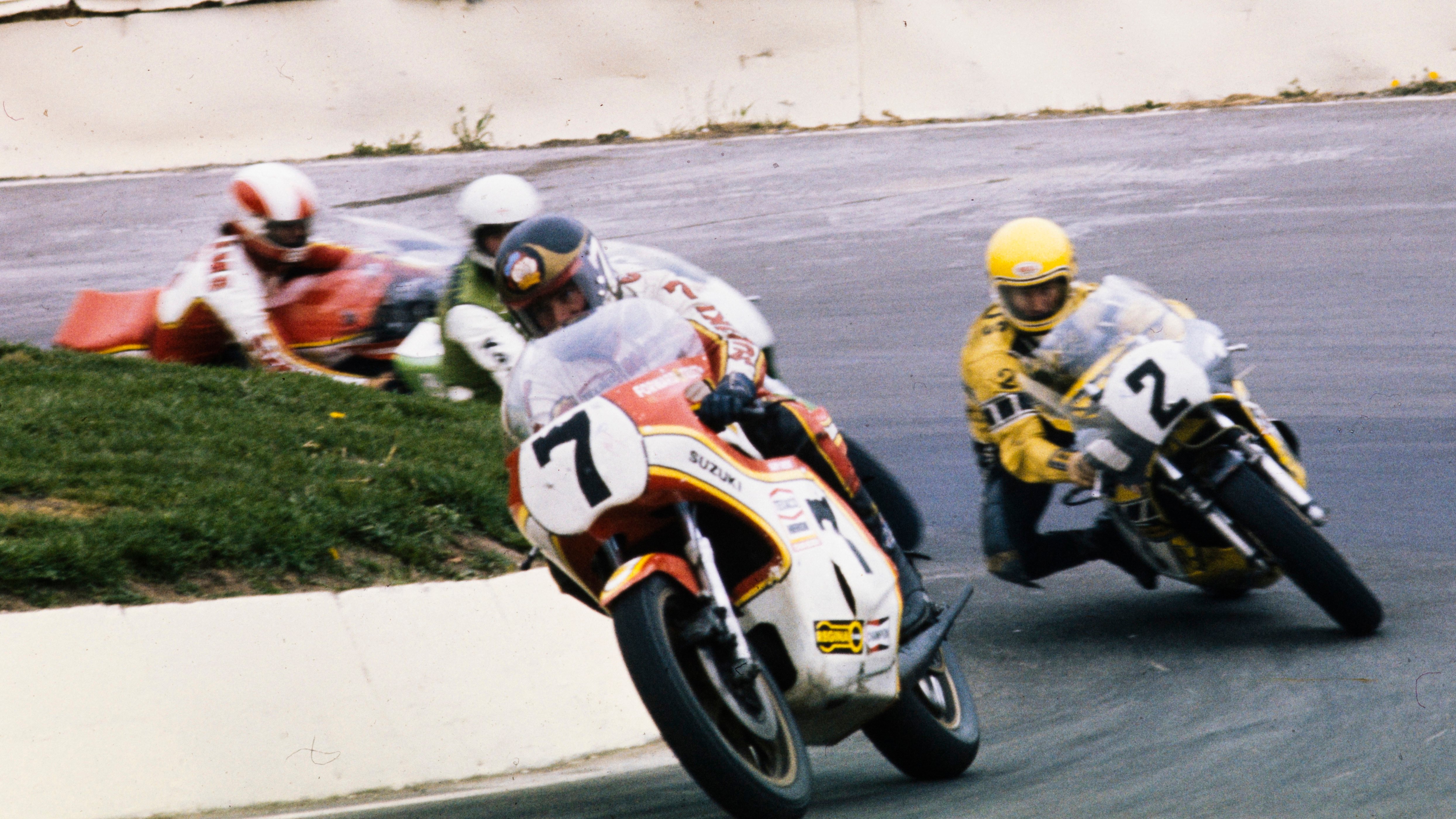 Barry Sheene leads rival Kenny Roberts in the Transatlantic Trophy at Mallory Park on 18th April 1976.