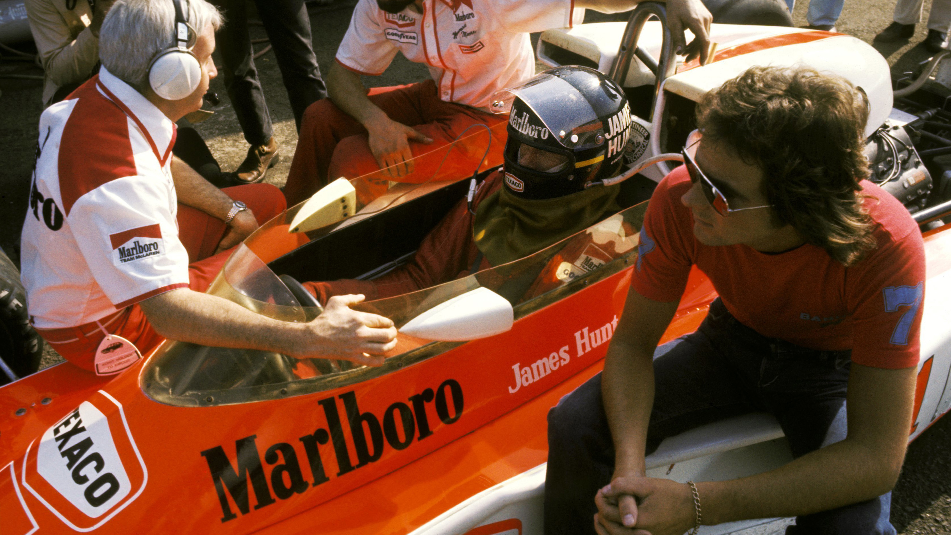 Sheene sits with Hunt in his M23 at the title-clenching Japanese Grand Prix, October 1976.