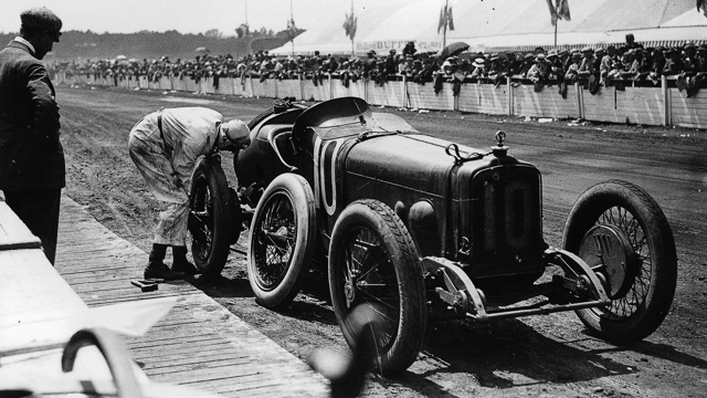 Segrave changes the tyres on his Sunbeam at the 1921 French Grand Prix.