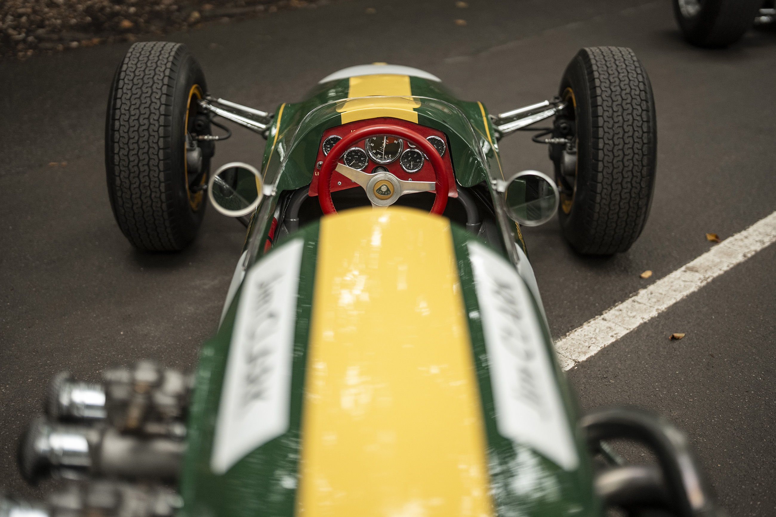 スパーク Lotus 25 BRM 22 Belgium GP 1965 1965 Belgian Grand Prix race report: Clark weathers the storm at