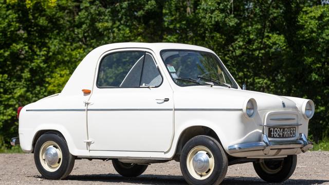 Vespa_400_front.jpg