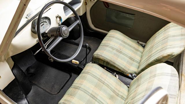 Vespa_400_interior.jpg