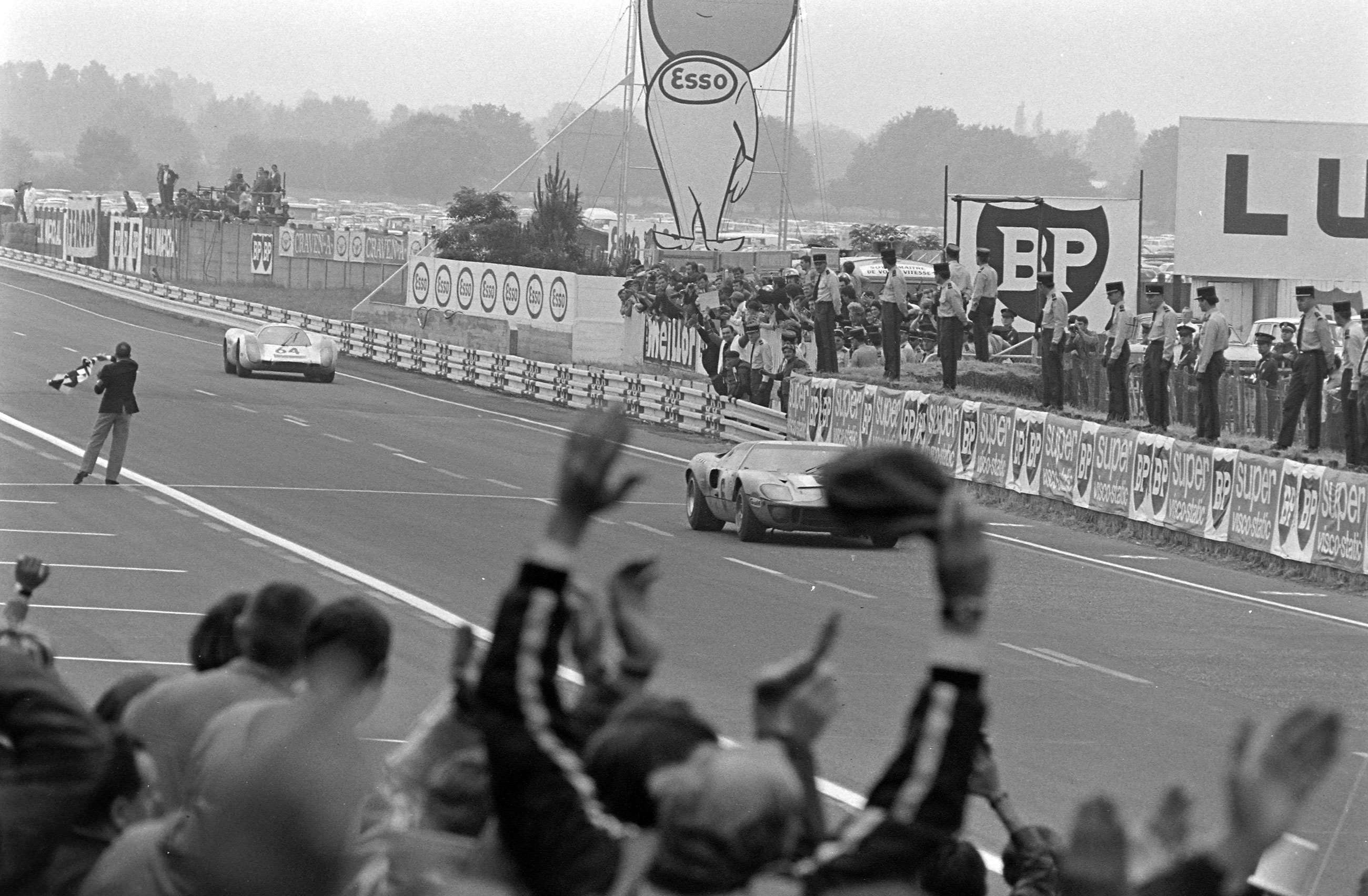 le-mans-1969-closest-le-mans-finish-ickx-oliver-ford-gt40-herrmann-larrousse-porsche-908-lh-mi-goodwood-15062020.jpg