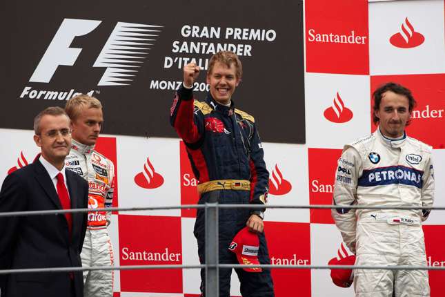 Sebastian Vettel with trophy Monza 2011 : Duke Video