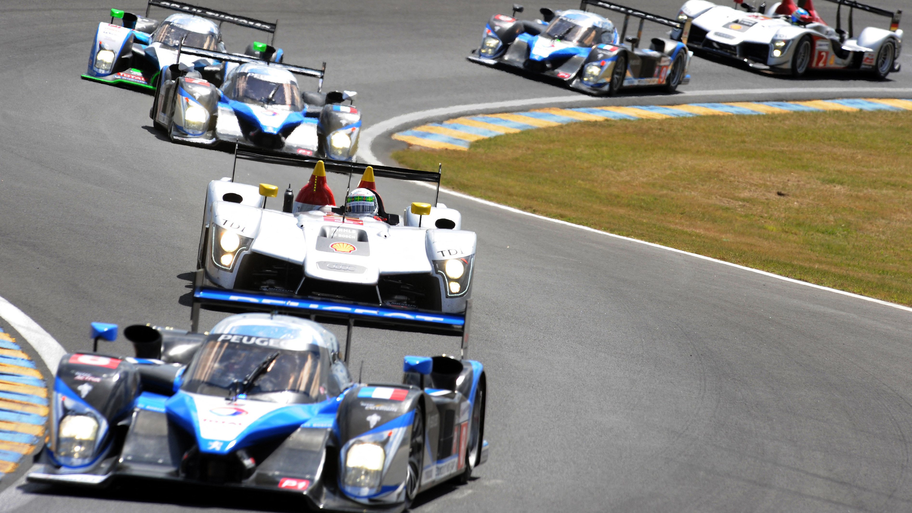 Franck Montagny leads at the start of the 2009 Le Mans in the Peugeot 908 HDi-FAP.