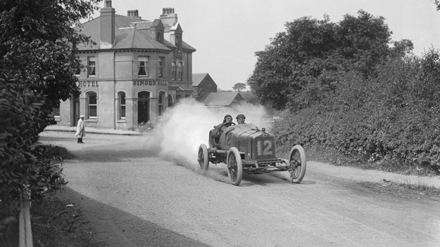 Leon Molon's Minerva passing the Ginger Hall Hotel, Sulby, during the RAC Isle of Man TT race, 1914