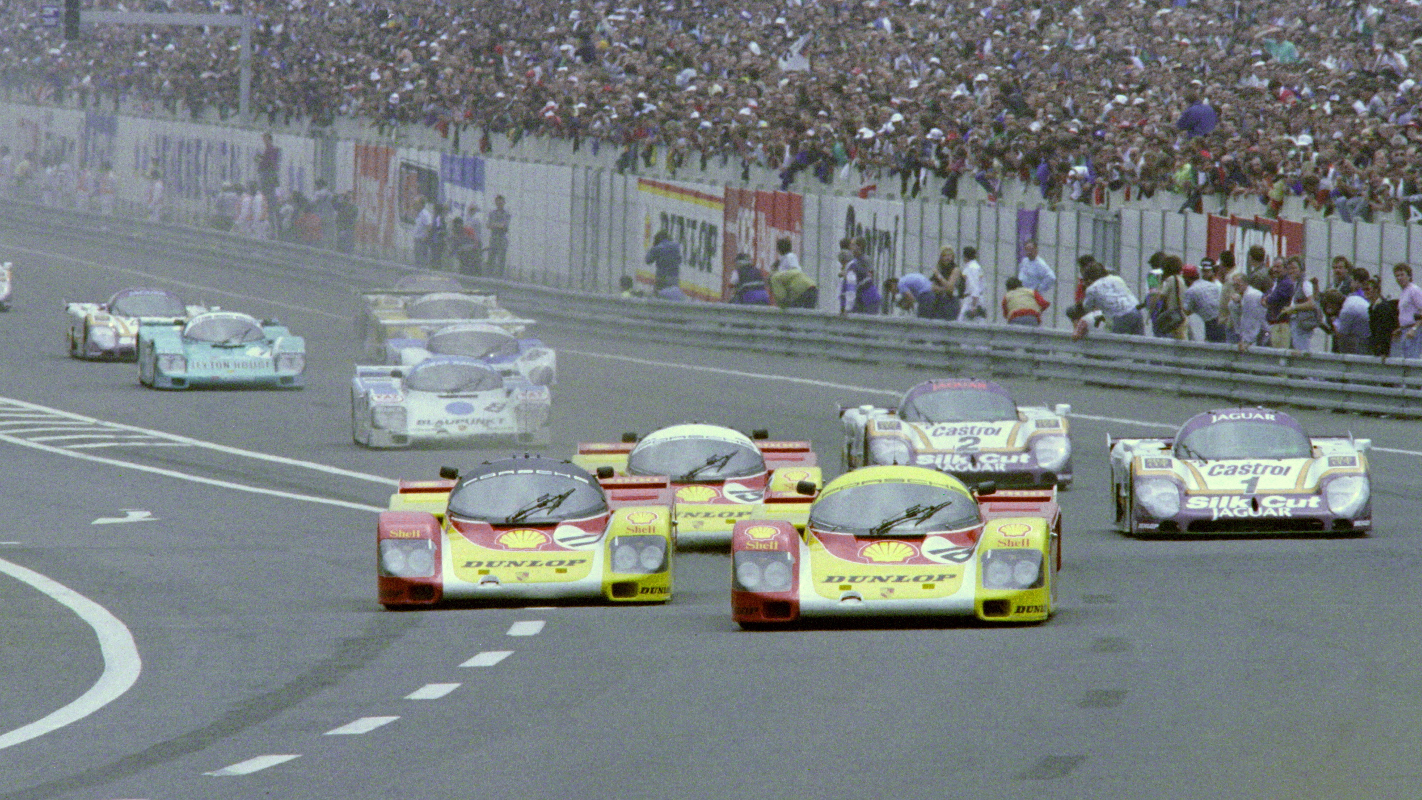 Porsche led at the start of the race, while Lammers took the no. 2 Jaguar from sixth to second by the end of the first lap. 