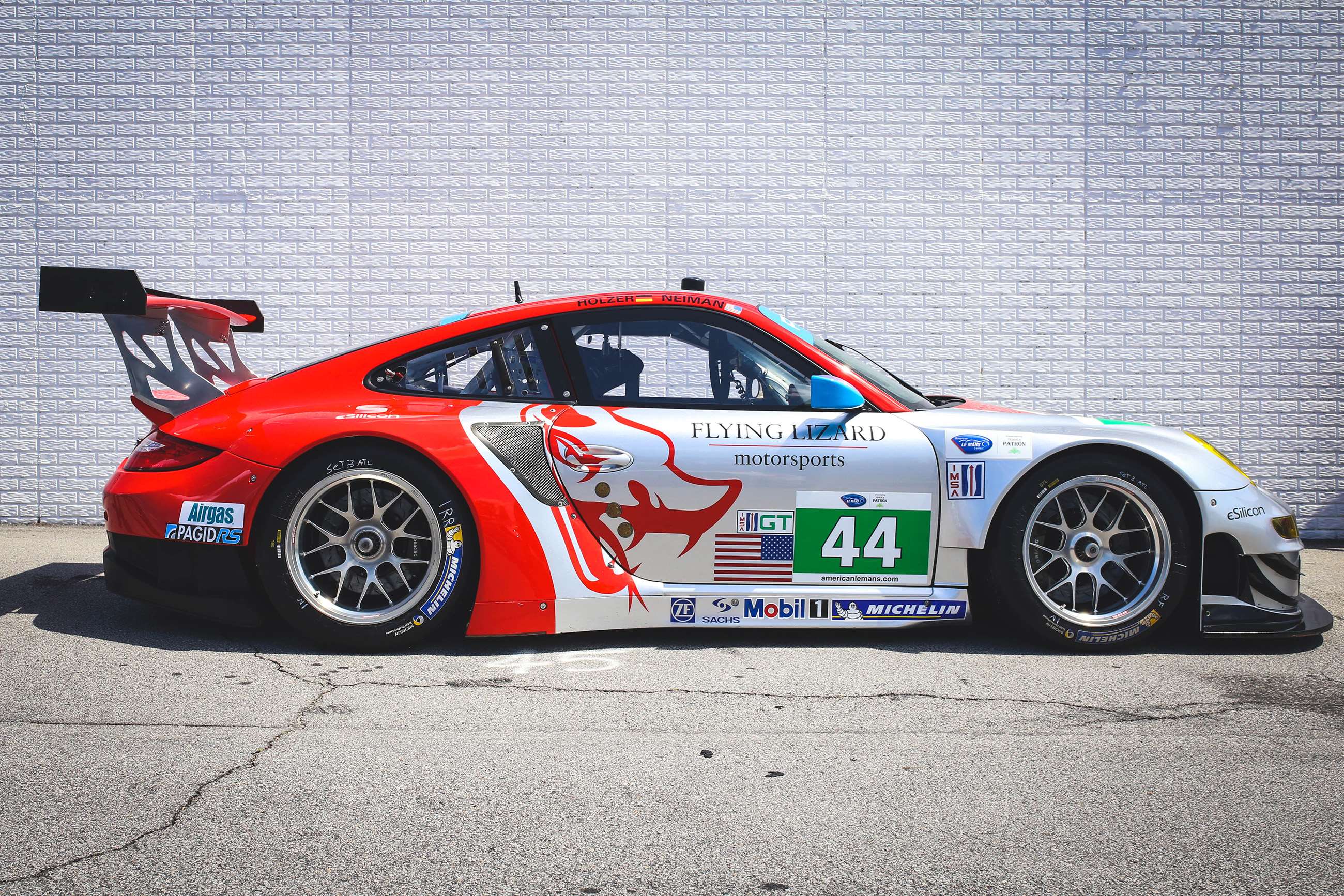This Porsche 911 is a Flying Lizard