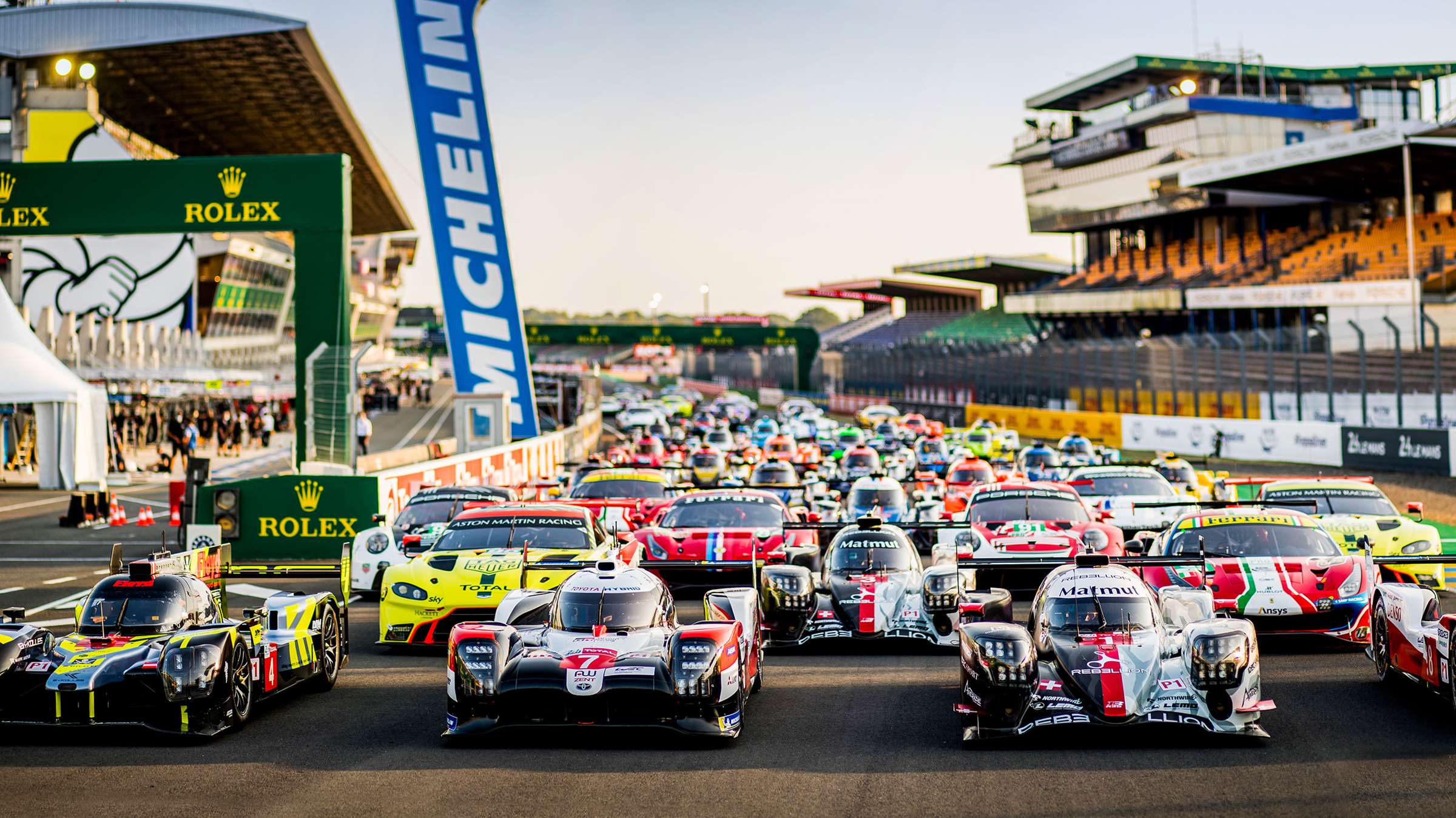Autos deportivos en el circuito de Le Mans preparados para la largada