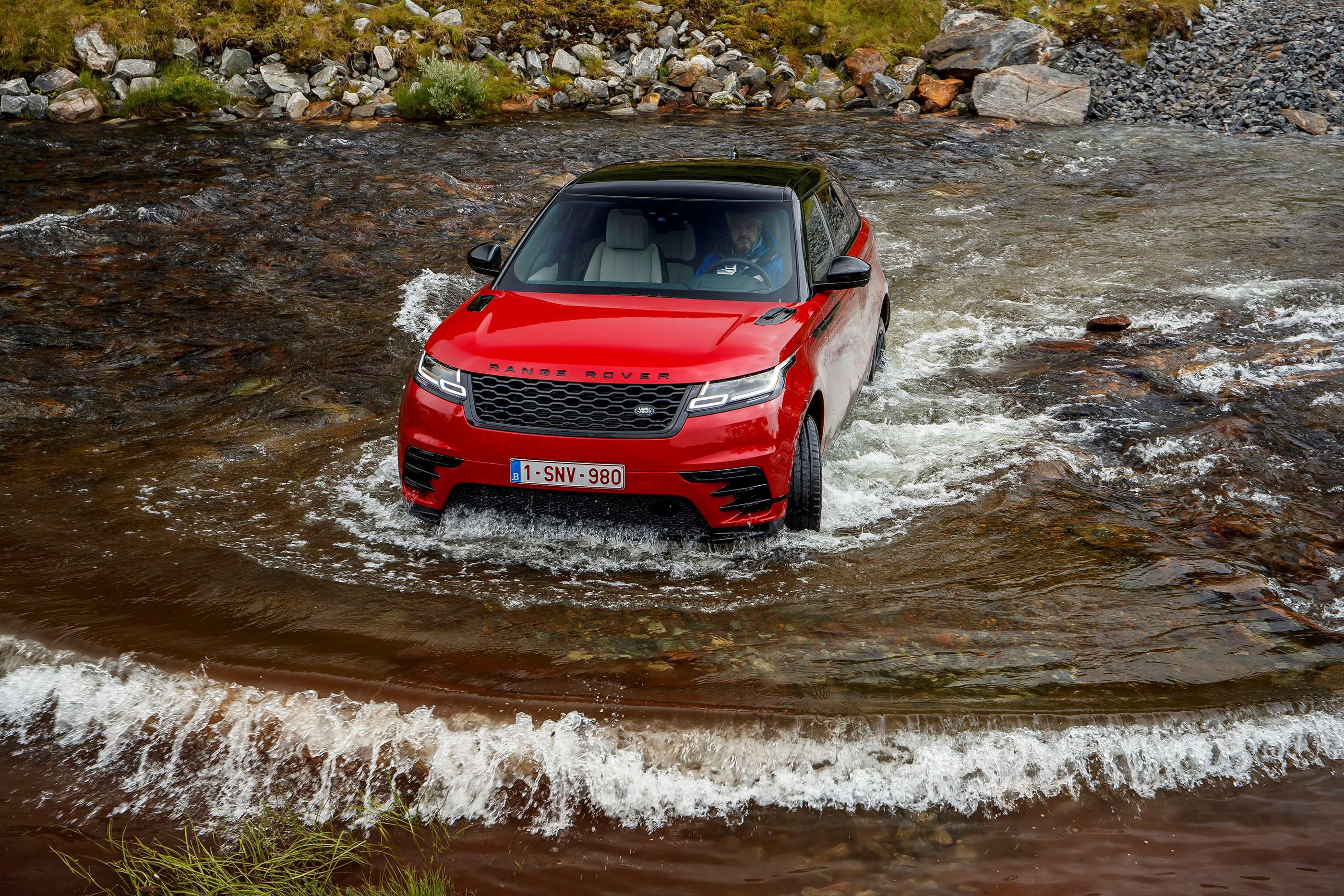 Range Rover Velar Scuttle Range Rover Velar driven – the svelte urban SUV