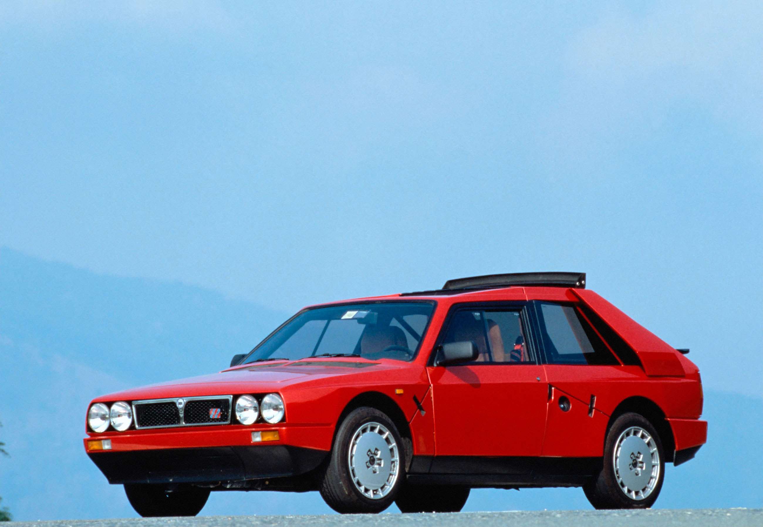 Лянча автомобиль 2024. Машина Лянча Дельта. Lancia 1985. Ауди кватро 80-х. Lancia Delta s4 фото.