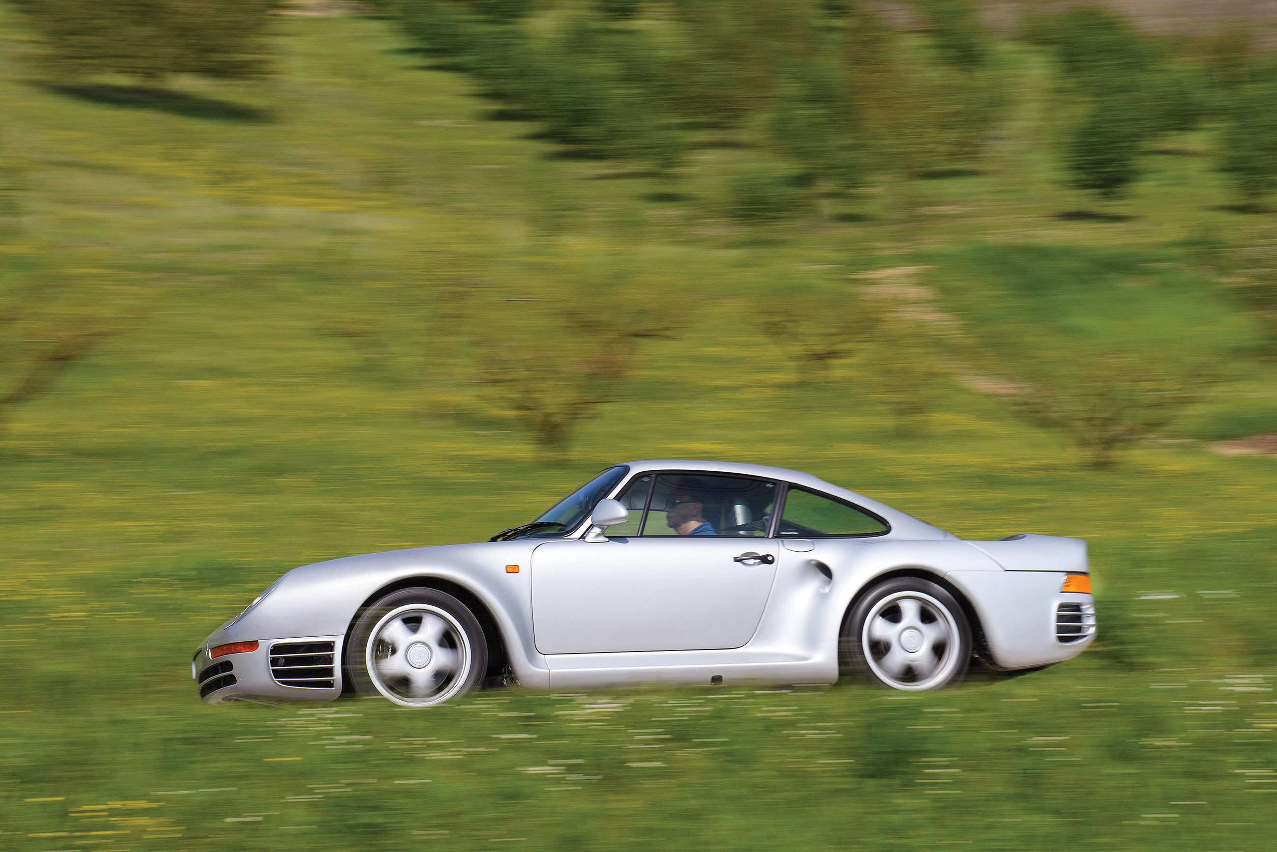Porsche 959: Легендарный суперкар, определивший будущее автомобилестроения