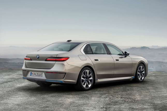 BMW i7 and 7 Series BMW launches new i7 and 7 Series hybrid