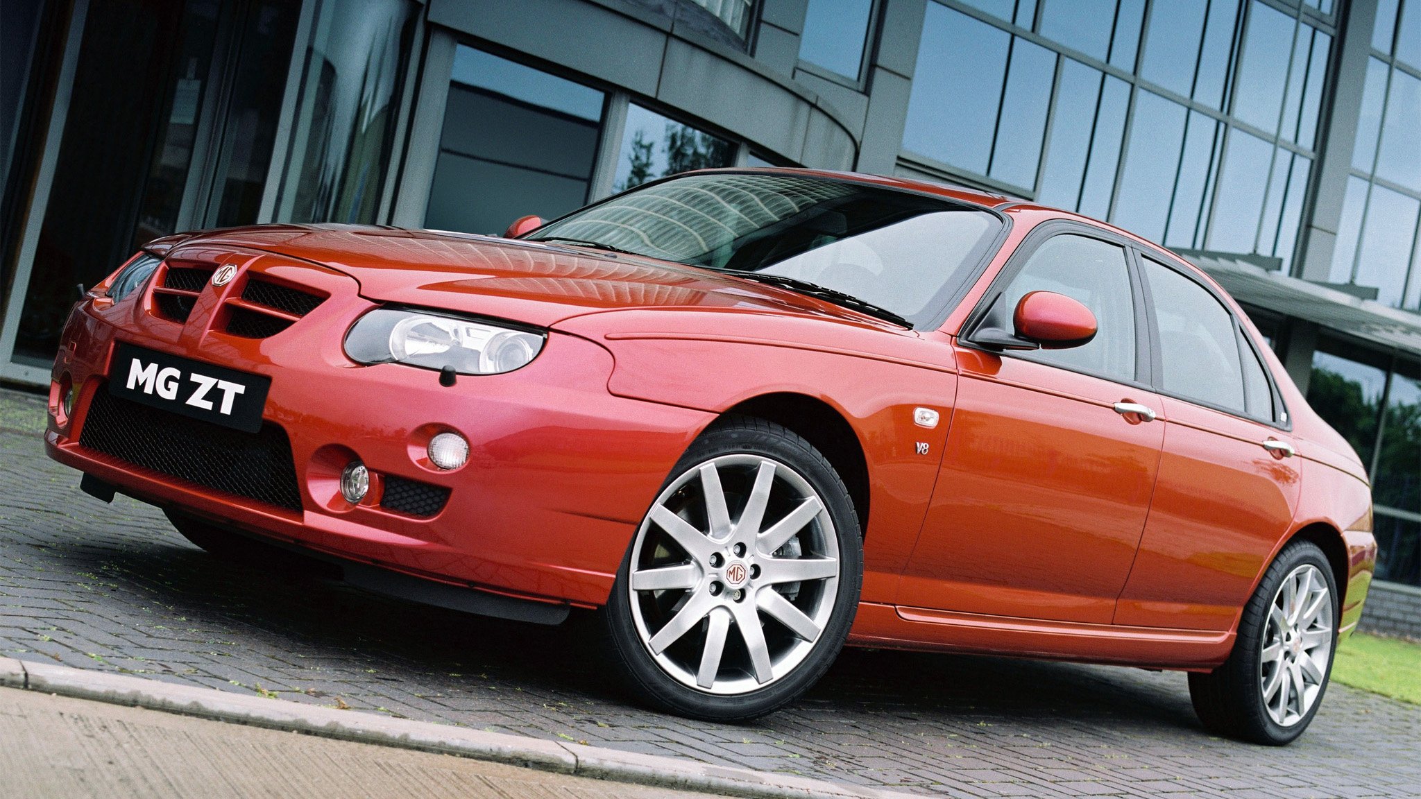 Laughing around Mallory Park in a MG ZT 260 | GRR