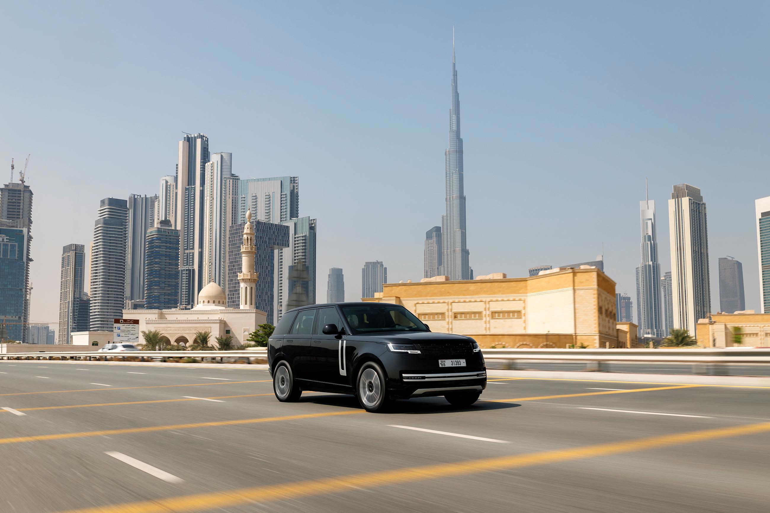 Range Rover показал облик своего первого электрокара