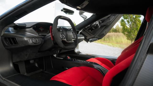 Ford_GT_interior.jpg