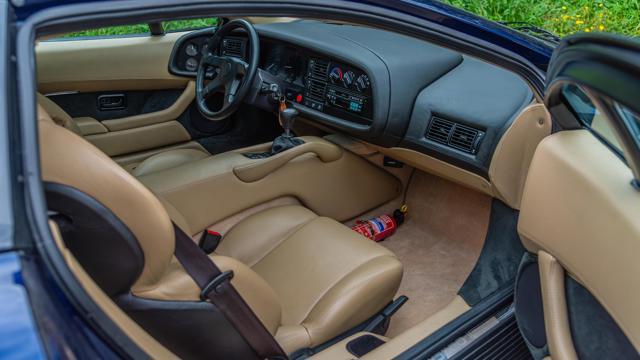 Jaguar_XJ220_interior.jpg