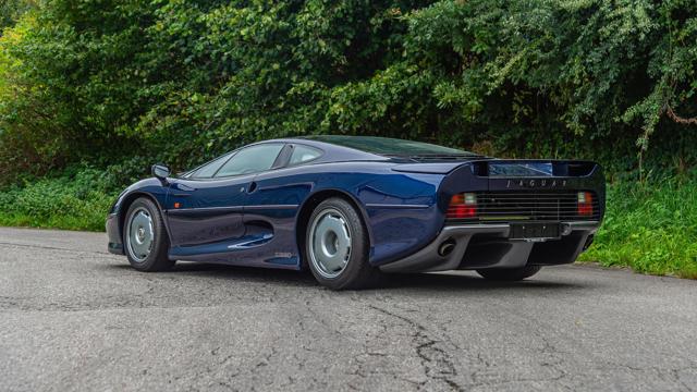 Jaguar_XJ220_rear.jpg