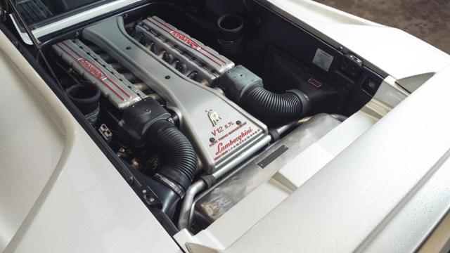 Lamborghini_Diablo_engine.jpg