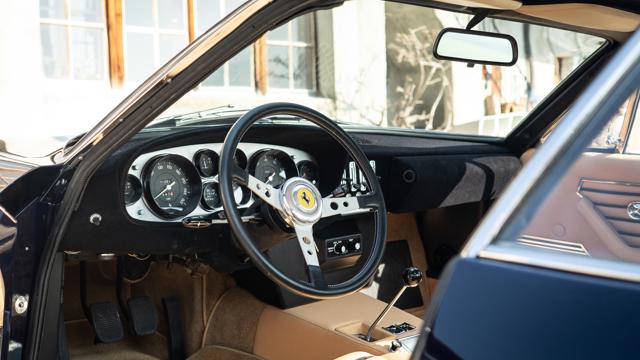 Ferrari_Daytona_interior.jpg
