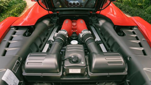 2_Ferrari_430_engine.jpg
