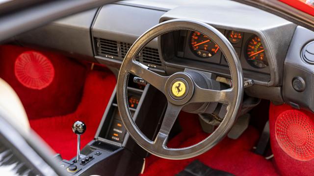 4_Ferrari_Testarossa_interior.jpg