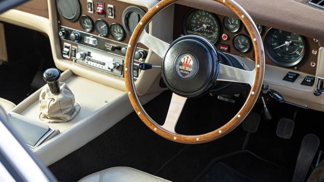 Maserati_Khamsin_interior.jpg