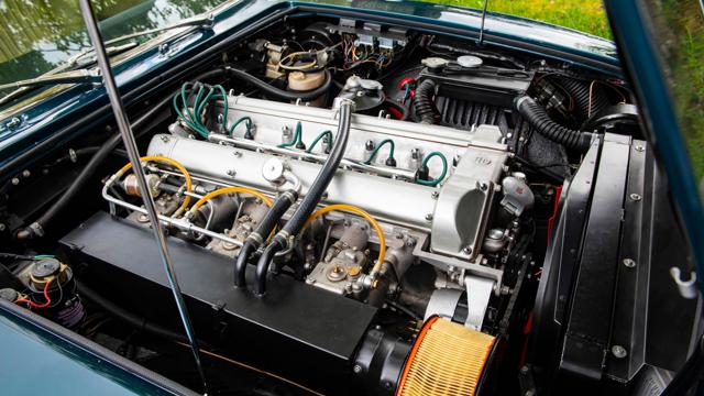 Aston_Martin_DBS_engine.jpg