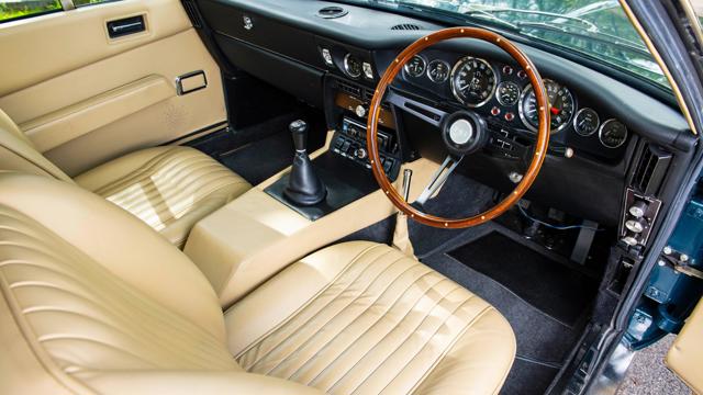 Aston_Martin_DBS_interior.jpg