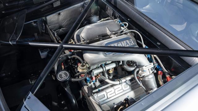 Jaguar_XJ220_engine.jpg