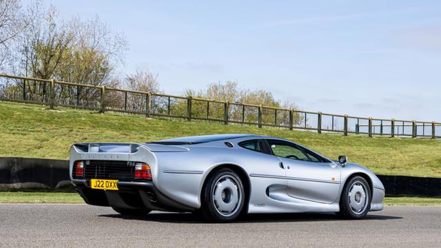 Jaguar_XJ220_rear.jpg