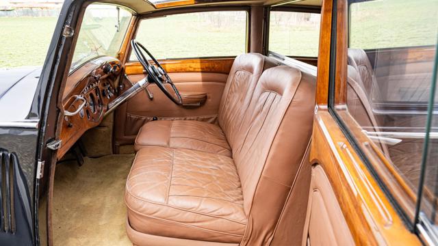 Rolls-Royce_Phantom_interior.jpg