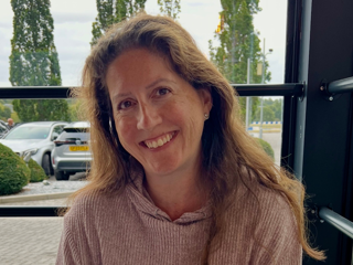 Julie McClelland.png